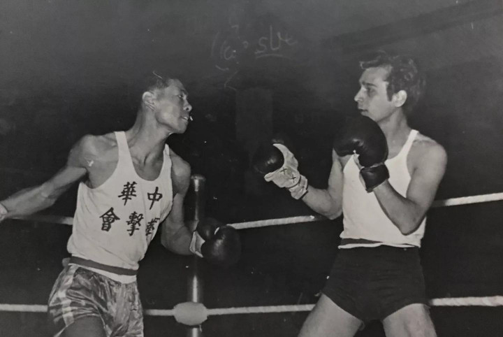 Ảnh chụp Gary Elms đối đầu với 1 võ sĩ Trung Quốc