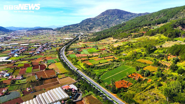 Theo Nghị định 168/2024/NĐ-CP, lỗi điều khiển xe máy vào đường cao tốc từ ngày 1/1/2025 bị phạt từ 4 - 6 triệu đồng. Ngoài ra, người điều khiển xe máy vào đường cao tốc còn bị trừ 6 điểm giấy phép lái xe theo quy định mới.