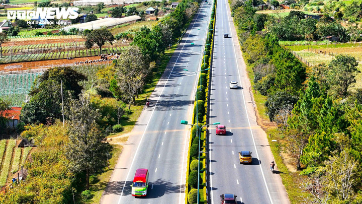 Đường cao tốc dành cho ô tô nhưng xe máy thoải mái chạy “đua” cùng ô tô. Nhiều đoạn lái xe đang đi bỗng thấy cả tốp người đi bộ băng ngang đường.