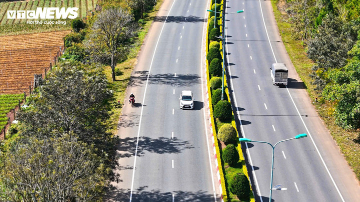 Cơ quan chức năng đã thống kê hàng chục con đường người dân tự ý mở đi vào đường cao tốc và đã có kế hoạch xử lý tình trạng này. Từ cuối năm 2024 và đầu năm 2025, UBND huyện Đức Trọng (cũ) đã phối hợp với các đơn vị liên quan đóng lại các vị trí lưới bị phá, làm lại dải phân cách, rào lại đường tự mở... Tuy nhiên, việc xử lý nêu trên chỉ được ít ngày, sau đó người dân lại tiếp tục vi phạm.