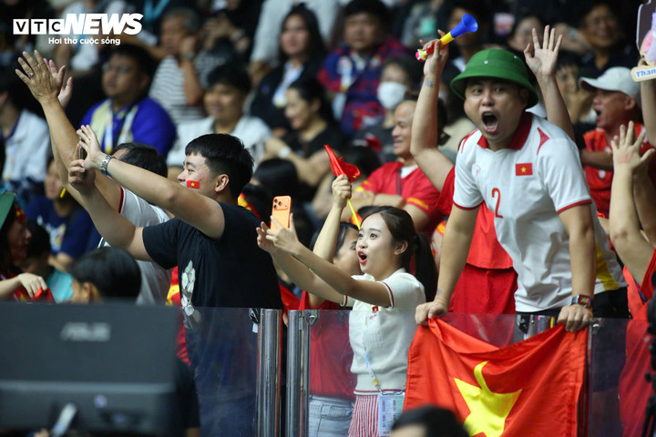 Rất đông cổ động viên Việt Nam cũng có mặt trên khán đài nhà thi đấu trong khuôn viên sân Rajamangala. Phía chủ nhà Thái Lan cũng tiếp đón Việt Nam bằng 2 vị khách đặc biệt. Hoa hậu Hoàn vũ Thái Lan 2021 Anchilee Scott-Kemmis có mặt cùng Antonia Porsild - Á hậu 1 Hoa hậu Hoàn vũ thế giới 2023 (áo đen, bên trái). Trong sân, cả hai đội thi đấu quyết liệt, so kè từng điểm số. Cô nàng Anchilee Scott-Kemmis cũng không tránh khỏi cảm giác hồi hộp khi Thái Lan dẫn trước 2-1 về set nhưng bị Việt Nam thắng thế ở set 4. Cô nàng liên tục trao đổi với bạn bè về các cú đánh trên sân, nhất là ở các tình huống challenge. Anchilee Scott-Kemmis biểu cảm "hoảng hốt" trước cú đập quá uy lực từ Trần Thị Thanh Thúy ở hiệp 4. Đây là pha ghi điểm rất quan trọng cho Việt Nam. Trái với cảm xúc của Anchilee Scott-Kemmis, các cổ động viên Việt Nam như vỡ òa vì đội tuyển bóng chuyền nữ Việt Nam gỡ hòa 2-2. Diễn biến set 5 căng thẳng đến mức Anchilee Scott-Kemmis không thể nở nụ cười. Cô nàng chỉ thoải mái hơn khi Thái Lan san bằng điểm số. Cô ăn mừng cuồng nhiệt khi Thái Lan lội ngược dòng ở set 5 và thắng 3-2, qua đó giành huy chương vàng. Dù vậy, Anchilee Scott-Kemmis vẫn dành sự tôn trọng cho đoàn thể thao Việt Nam. Cô liên tục vỗ tay tán thưởng khi đội Việt Nam nhận huy chương bạc. Cả Anchilee Scott-Kemmis và Antonia Porsild có một buổi tối đáng nhớ, nhiều cảm xúc.