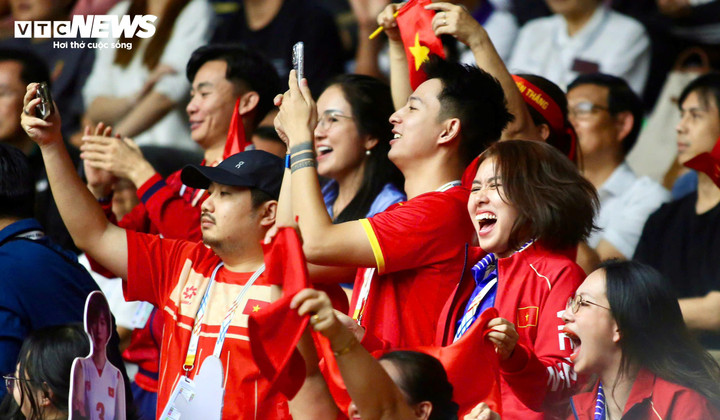 Trái với cảm xúc của Anchilee Scott-Kemmis, các cổ động viên Việt Nam như vỡ òa vì đội tuyển bóng chuyền nữ Việt Nam gỡ hòa 2-2. Diễn biến set 5 căng thẳng đến mức Anchilee Scott-Kemmis không thể nở nụ cười. Cô nàng chỉ thoải mái hơn khi Thái Lan san bằng điểm số. Cô ăn mừng cuồng nhiệt khi Thái Lan lội ngược dòng ở set 5 và thắng 3-2, qua đó giành huy chương vàng. Dù vậy, Anchilee Scott-Kemmis vẫn dành sự tôn trọng cho đoàn thể thao Việt Nam. Cô liên tục vỗ tay tán thưởng khi đội Việt Nam nhận huy chương bạc. Cả Anchilee Scott-Kemmis và Antonia Porsild có một buổi tối đáng nhớ, nhiều cảm xúc.