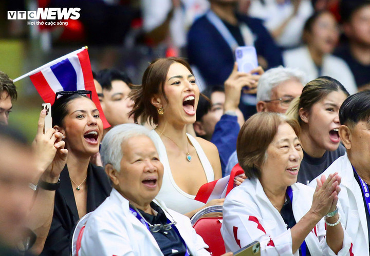 Phía chủ nhà Thái Lan cũng tiếp đón Việt Nam bằng 2 vị khách đặc biệt. Hoa hậu Hoàn vũ Thái Lan 2021 Anchilee Scott-Kemmis có mặt cùng Antonia Porsild - Á hậu 1 Hoa hậu Hoàn vũ thế giới 2023 (áo đen, bên trái). Trong sân, cả hai đội thi đấu quyết liệt, so kè từng điểm số. Cô nàng Anchilee Scott-Kemmis cũng không tránh khỏi cảm giác hồi hộp khi Thái Lan dẫn trước 2-1 về set nhưng bị Việt Nam thắng thế ở set 4. Cô nàng liên tục trao đổi với bạn bè về các cú đánh trên sân, nhất là ở các tình huống challenge. Anchilee Scott-Kemmis biểu cảm "hoảng hốt" trước cú đập quá uy lực từ Trần Thị Thanh Thúy ở hiệp 4. Đây là pha ghi điểm rất quan trọng cho Việt Nam. Trái với cảm xúc của Anchilee Scott-Kemmis, các cổ động viên Việt Nam như vỡ òa vì đội tuyển bóng chuyền nữ Việt Nam gỡ hòa 2-2. Diễn biến set 5 căng thẳng đến mức Anchilee Scott-Kemmis không thể nở nụ cười. Cô nàng chỉ thoải mái hơn khi Thái Lan san bằng điểm số. Cô ăn mừng cuồng nhiệt khi Thái Lan lội ngược dòng ở set 5 và thắng 3-2, qua đó giành huy chương vàng. Dù vậy, Anchilee Scott-Kemmis vẫn dành sự tôn trọng cho đoàn thể thao Việt Nam. Cô liên tục vỗ tay tán thưởng khi đội Việt Nam nhận huy chương bạc. Cả Anchilee Scott-Kemmis và Antonia Porsild có một buổi tối đáng nhớ, nhiều cảm xúc.