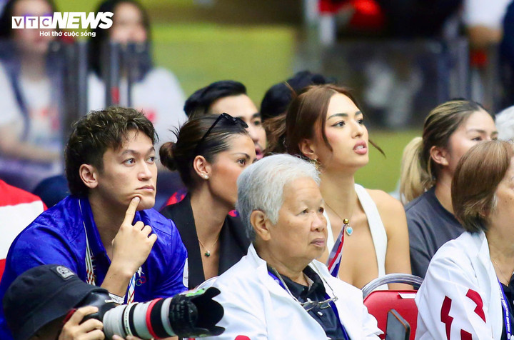 Cô nàng Anchilee Scott-Kemmis cũng không tránh khỏi cảm giác hồi hộp khi Thái Lan dẫn trước 2-1 về set nhưng bị Việt Nam thắng thế ở set 4. Cô nàng liên tục trao đổi với bạn bè về các cú đánh trên sân, nhất là ở các tình huống challenge. Anchilee Scott-Kemmis biểu cảm "hoảng hốt" trước cú đập quá uy lực từ Trần Thị Thanh Thúy ở hiệp 4. Đây là pha ghi điểm rất quan trọng cho Việt Nam. Trái với cảm xúc của Anchilee Scott-Kemmis, các cổ động viên Việt Nam như vỡ òa vì đội tuyển bóng chuyền nữ Việt Nam gỡ hòa 2-2. Diễn biến set 5 căng thẳng đến mức Anchilee Scott-Kemmis không thể nở nụ cười. Cô nàng chỉ thoải mái hơn khi Thái Lan san bằng điểm số. Cô ăn mừng cuồng nhiệt khi Thái Lan lội ngược dòng ở set 5 và thắng 3-2, qua đó giành huy chương vàng. Dù vậy, Anchilee Scott-Kemmis vẫn dành sự tôn trọng cho đoàn thể thao Việt Nam. Cô liên tục vỗ tay tán thưởng khi đội Việt Nam nhận huy chương bạc. Cả Anchilee Scott-Kemmis và Antonia Porsild có một buổi tối đáng nhớ, nhiều cảm xúc.