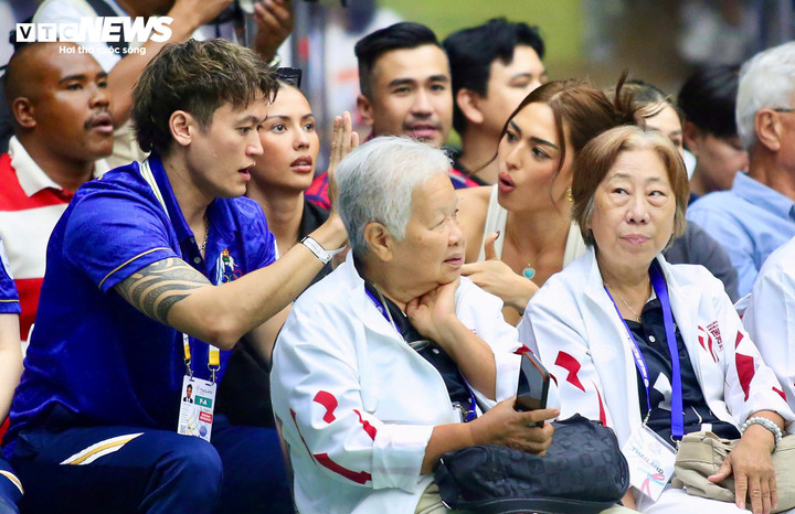 Cô nàng liên tục trao đổi với bạn bè về các cú đánh trên sân, nhất là ở các tình huống challenge. Anchilee Scott-Kemmis biểu cảm "hoảng hốt" trước cú đập quá uy lực từ Trần Thị Thanh Thúy ở hiệp 4. Đây là pha ghi điểm rất quan trọng cho Việt Nam. Trái với cảm xúc của Anchilee Scott-Kemmis, các cổ động viên Việt Nam như vỡ òa vì đội tuyển bóng chuyền nữ Việt Nam gỡ hòa 2-2. Diễn biến set 5 căng thẳng đến mức Anchilee Scott-Kemmis không thể nở nụ cười. Cô nàng chỉ thoải mái hơn khi Thái Lan san bằng điểm số. Cô ăn mừng cuồng nhiệt khi Thái Lan lội ngược dòng ở set 5 và thắng 3-2, qua đó giành huy chương vàng. Dù vậy, Anchilee Scott-Kemmis vẫn dành sự tôn trọng cho đoàn thể thao Việt Nam. Cô liên tục vỗ tay tán thưởng khi đội Việt Nam nhận huy chương bạc. Cả Anchilee Scott-Kemmis và Antonia Porsild có một buổi tối đáng nhớ, nhiều cảm xúc.