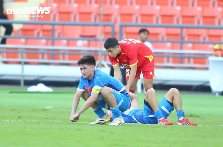 Không chỉ Rublico mà nhiều cầu thủ khác của Philippines cũng khóc nức nở. Lý Đức, Trung Kiên và Thanh Nhàn mong muốn động viên Rublico nhưng không có tác dụng. Rublico sinh năm 2005, được định giá 100.000 euro (tương đương 1,3 tỷ đồng). Anh từng thi đấu 2 trận tại UEFA Youth League (Cúp C1 châu Âu cho các đội trẻ) cho Atletico Madrid. Rublico được xem là hy vọng lớn của bóng đá Philippines. Anh trưởng thành từ lò đào tạo trẻ Atletico Madrid và chơi tốt ở vị trí hậu vệ trái, trung vệ. Dẫu vậy, quãng đường trở về Đông Nam Á thi đấu không hề dễ dàng với Rublico. Ạnh thất bại ở SEA Games 32 và lại kém duyên ở SEA Games 33. Rublico đang thi đấu cho Alcoron B tại Tây Ban Nha.