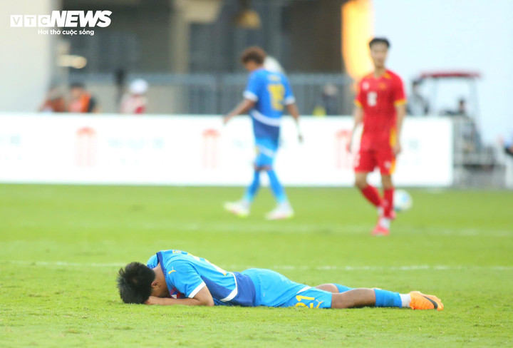 Kết thúc trận đấu giữa U22 Việt Nam và U22 Philippines, Santiago Rublico lập tức đổ gục xuống sân và khóc nức nở. Bàn thua của U22 Philippines xuất phát từ pha phòng ngự chưa mấy hợp lý của Rublico cùng đồng đội. Ngay sau đó, Philippines lại nhận thêm bàn thua và thất bại chóng vánh chỉ trong 5 phút cuối. Đình Bắc và đồng đội có một trận đấu vất vả nhưng thắng xứng đáng. Dù vậy kết quả này vẫn quá nghiệt ngã với U22 Philippines bởi họ cũng đã nỗ lực đến phút cuối cùng. Không chỉ Rublico mà nhiều cầu thủ khác của Philippines cũng khóc nức nở. Lý Đức, Trung Kiên và Thanh Nhàn mong muốn động viên Rublico nhưng không có tác dụng. Rublico sinh năm 2005, được định giá 100.000 euro (tương đương 1,3 tỷ đồng). Anh từng thi đấu 2 trận tại UEFA Youth League (Cúp C1 châu Âu cho các đội trẻ) cho Atletico Madrid. Rublico được xem là hy vọng lớn của bóng đá Philippines. Anh trưởng thành từ lò đào tạo trẻ Atletico Madrid và chơi tốt ở vị trí hậu vệ trái, trung vệ. Dẫu vậy, quãng đường trở về Đông Nam Á thi đấu không hề dễ dàng với Rublico. Ạnh thất bại ở SEA Games 32 và lại kém duyên ở SEA Games 33. Rublico đang thi đấu cho Alcoron B tại Tây Ban Nha.