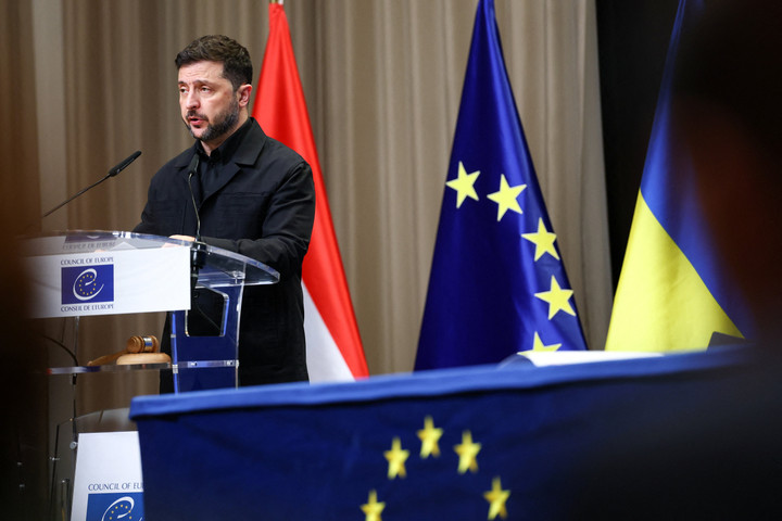 Tổng thống Ukraine Volodymyr Zelenskiy phát biểu tại hội nghị ngoại giao của Hội đồng châu Âu nhằm khởi động Ủy ban Khiếu nại Quốc tế về Ukraine, tại The Hague, Hà Lan, ngày 16/12/2025. (Ảnh: REUTERS/Piroschka van de Wouw)