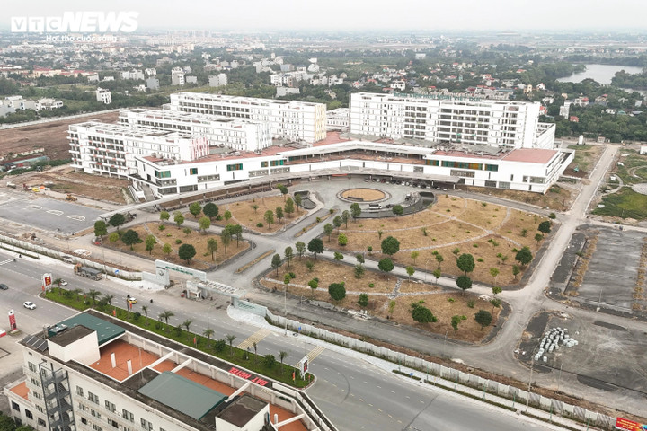 Bên trong Bệnh viện Việt Đức cơ sở 2, các hạng mục cây xanh, đường, vỉa hè và công trình phụ trợ đang được gấp rút hoàn thiện, chuẩn bị đưa vào hoạt động.