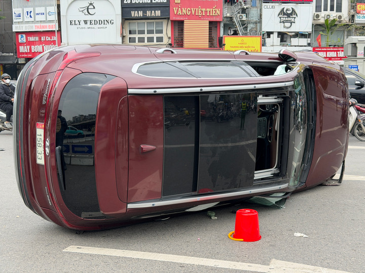 Ô tô Hyundai Santa Fe lật nghiêng sau tai nạn liên hoàn.