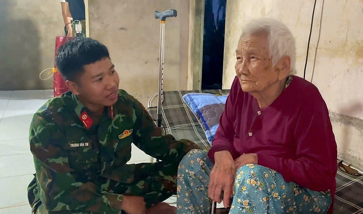 Cụ Lỡ vui vì nhà đông người.