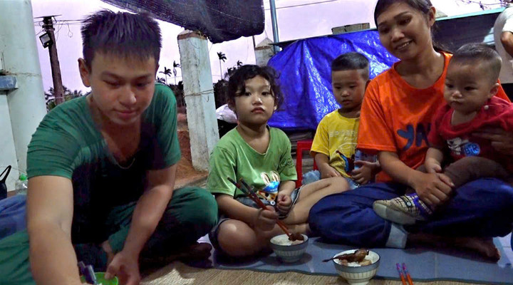 Những bữa cơm ấm cúng của các chú bộ đội cùng gia đình.