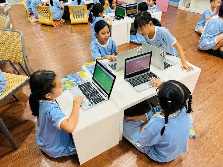 Studenti prezentují pomocí interaktivní tabule. (Foto: Ministerstvo školství a odborné přípravy Tay Ninh)