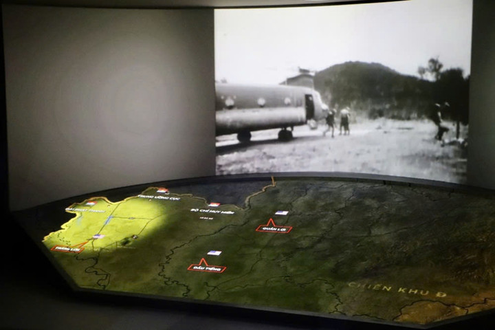 Du khách trải nghiệm công nghệ 3D Mapping tại Khu di tích Căn cứ Trung ương Cục miền Nam.