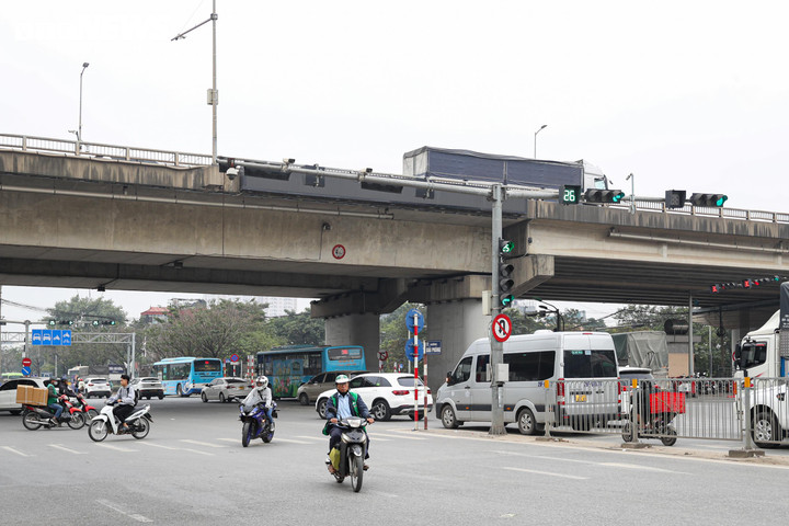 Theo ghi nhận của phóng viên Báo điện tử VTC News trong ngày 17/12, chỉ trong vòng gần một giờ đồng hồ, hàng trăm phương tiện vẫn phớt lờ biển cấm, đi thẳng cắt ngang đầu xe tải, tiềm ẩn nguy cơ mất an toàn giao thông.