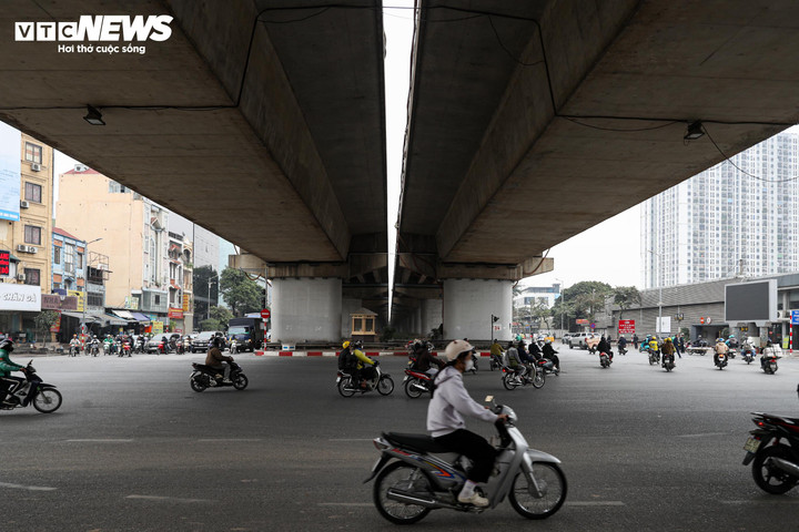 Nút giao cạnh Bến xe Nước Ngầm lâu nay được xem là “điểm đen” về ùn tắc và tai nạn ở Hà Nội. Theo phản ánh của độc giả Báo điện tử VTC News, giao thông tại khu vực này thường xuyên rơi vào cảnh hỗn loạn với tình trạng xe máy đi ngược chiều, rẽ sai quy định. Trong khi đó, lực lượng CSGT còn mỏng, khu vực chưa được lắp đặt camera AI, gây khó khăn cho công tác giám sát, xử lý và điều tiết giao thông.