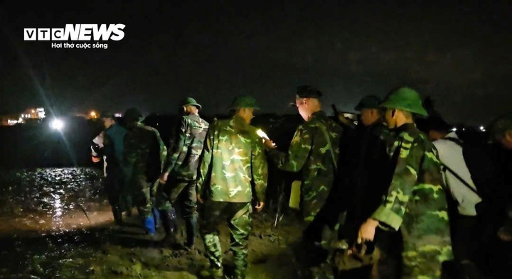 Sau khi kết thúc nhiệm vụ trong ngày, các chiến sĩ lội bùn trở về nơi nghỉ ngơi.