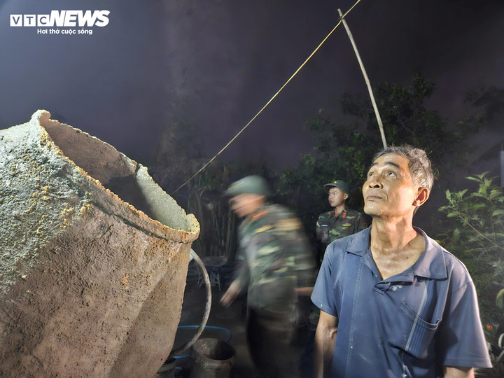 Ông Phát bày tỏ xúc động khi các chiến sĩ không quản ngại khó khăn để giúp gia đình ông.