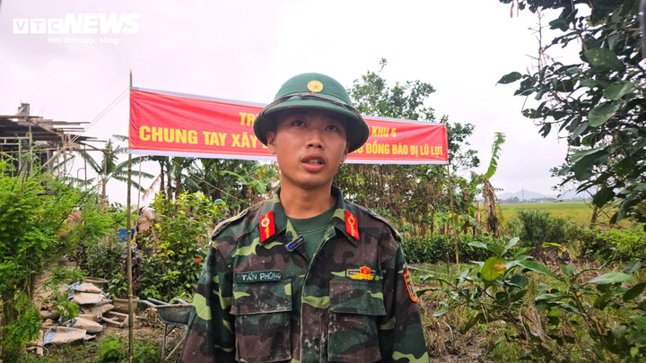 Chiến sĩ Nguyễn Tấn Phong gác lại niềm riêng để đến vùng lũ phụ giúp bà con.