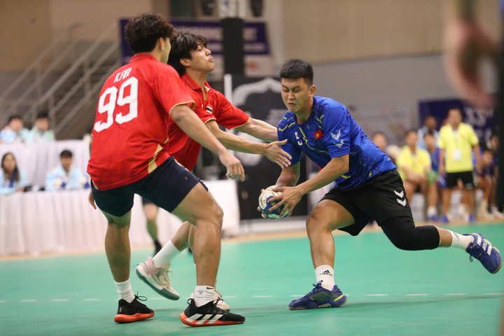 Đội tuyển bóng ném Việt Nam (áo xanh) thua Thái Lan, giành HCB.