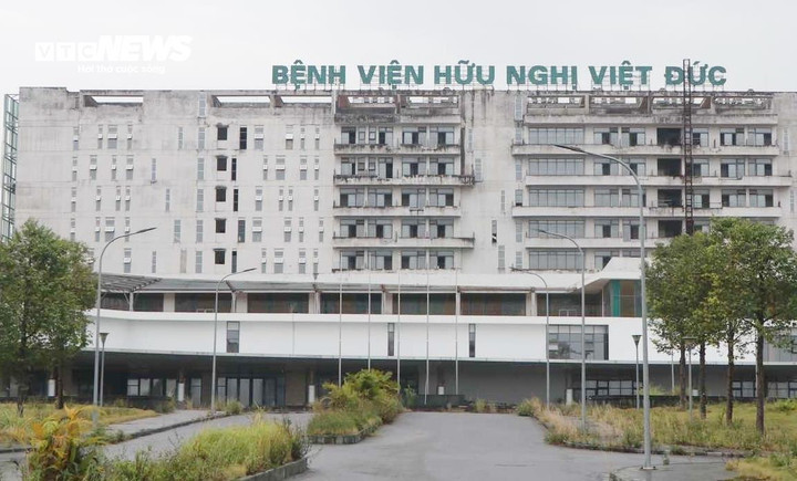 Hình ảnh Bệnh viện Việt Đức cơ sở 2 thời điểm bị bỏ hoang. (Ảnh: Như Loan)