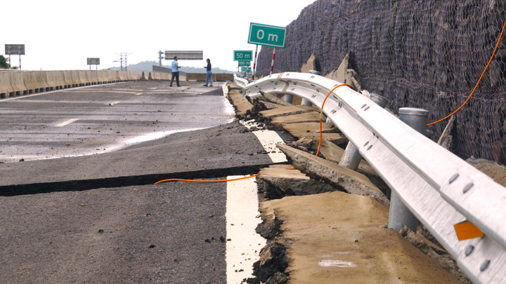 Không chỉ mặt đường, hệ thống hộ lan tôn sóng và trụ đỡ an toàn giao thông cũng bị xô lệch, cong vênh, một số trụ bật khỏi nền móng do tác động của khối đất sạt từ taluy dương. Toàn bộ khu vực hư hỏng hiện đã được rào chắn, căng dây cảnh báo, cấm phương tiện qua lại để phục vụ công tác khắc phục.