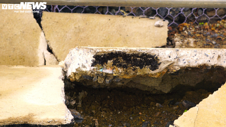 Hệ thống hộ lan tôn sóng bên taluy dương cong vênh, trụ đỡ bật khỏi móng.