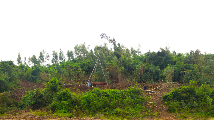 Đơn vị thi công đang thăm dò trên sườn núi để tiến hành thăm dò địa chất ở khu vực này.