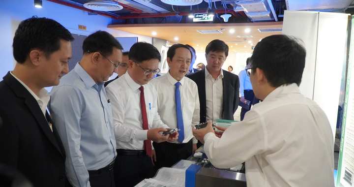 Lãnh đạo Bộ, ngành tham quan gian hàng công nghệ của các doanh nghiệp.
