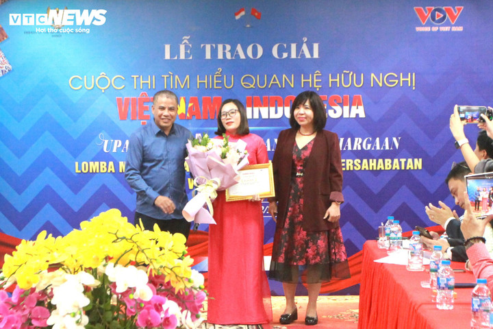 Các thí sinh khác nhận giải tại cuộc thi.