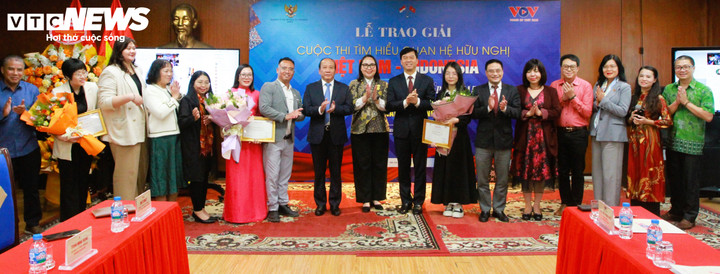 Ban tổ chức và các thí sinh chụp ảnh lưu niệm.