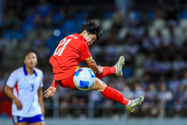 Vạn Sự không chạm được bóng.