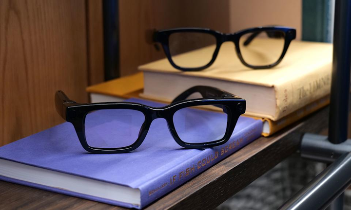 Dưới đây là hai mẫu thiết kế tham khảo kính thông minh của Google. Mẫu phía trước có màn hình dẫn sóng RGB kép, trong khi mẫu phía sau chỉ sử dụng một màn hình đơn.(Nguồn: Google)