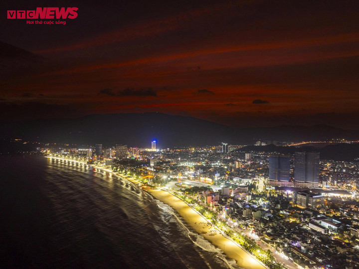Mặt trời khuất sau núi để lại một dải sáng màu tím lam huyền bí trên bầu trời, Quy Nhơn bước vào đêm với tiếng sóng vỗ nhẹ nhàng, tiếng gió xào xạc qua hàng dừa, tạo nên bản giao hưởng của thiên nhiên.