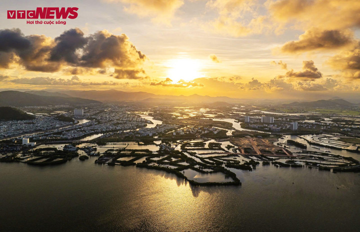 Sự pha trộn giữa ánh nắng tàn ngày và sự lấp lánh của nước tạo thành "ánh hoàng hôn bạc".