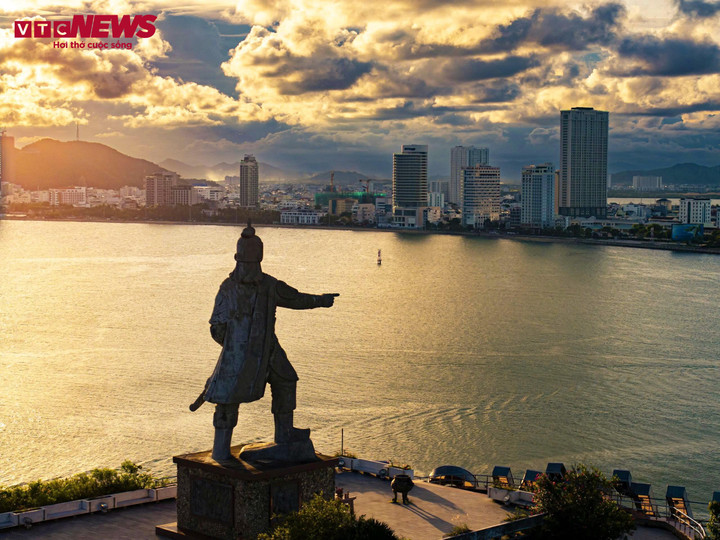 Hoàng hôn phủ lên đảo Hải Minh, chiếu bóng tượng Đức thánh Trần Hưng Đạo.