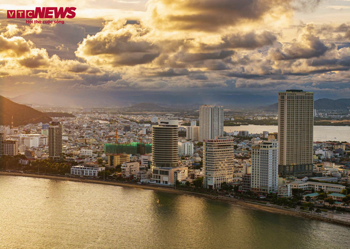 Quang cảnh bãi biển, những toà nhà dọc đường Xuân Diệu và An Dương Vương trở nên siêu thực bởi ánh sáng xế chiều, lóe lên những tia phản chiếu lấp lánh dưới mặt nước.