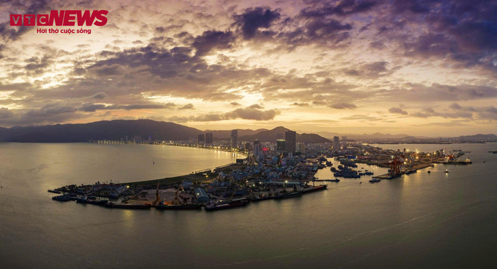 Một Quy Nhơn khi mặt trời lặn, dịu dàng, yên bình, thanh thoát, đối lập với sự ồn ào ban ngày.