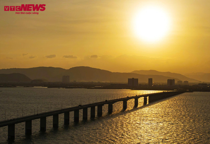 Hoàng hôn tuyệt đẹp trên vịnh biển hình cánh cung tại Quy Nhơn sau bão lũ - 8