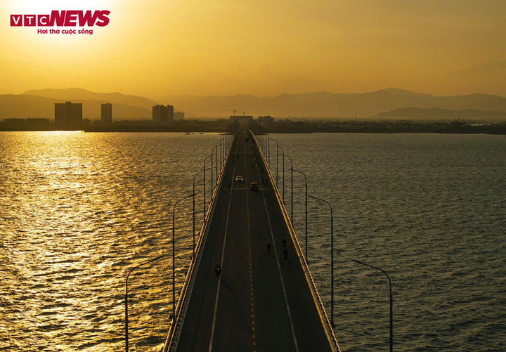 Dọc theo cầu Thị Nại, hoàng hôn vàng rực, người dân thong dong tản bộ, thể dục hít thở nhịp sống bình yên.