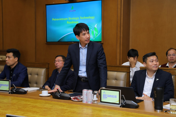 Mr. Le Ngoc Anh, Deputy Head of the Science, Technology and Digital Transformation Department of Petrovietnam, presented a report at the meeting.