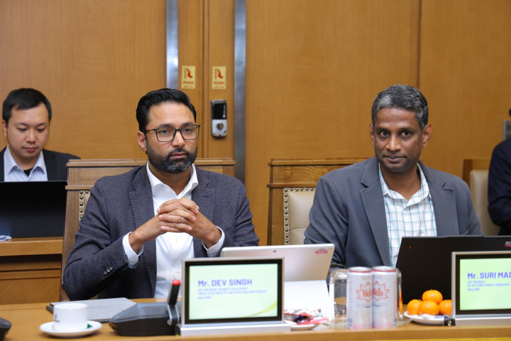 Mr. Suri Maddhula - Vice President of IoT Solutions Product Management and Mr. Dev Singh - Vice President of Business Development at Qualcomm listened to presentations from Petrovietnam.