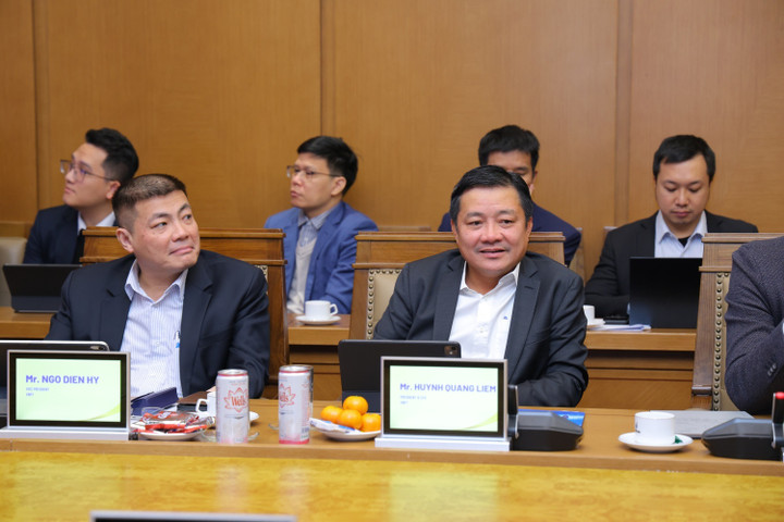 Representing VNPT, Mr. Huynh Quang Liem - General Director of the Group and Mr. Ngo Dien Hy - Deputy General Director of the Group exchanged views at the working session.