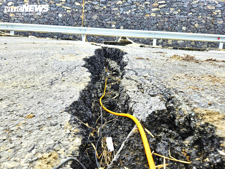 Theo đơn vị này, sẽ thực hiện các giải pháp gia cố mái taluy, tăng cường hệ thống thoát nước, ổn định nền đường và hoàn thiện kết cấu mặt đường sẽ được triển khai đồng bộ nhằm đảm bảo an toàn lâu dài cho tuyến cao tốc Bắc – Nam.