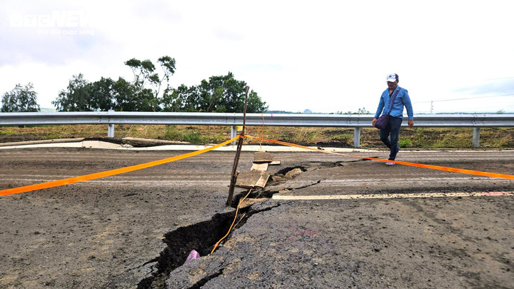 Có vị trí mặt đường bị xé toạc, sụt lún sâu, tạo thành các khe nứt rõ rệt. Lớp bê tông nhựa bong tróc, nền đường phía dưới bị phá vỡ, bùn đất tràn lên mặt đường.