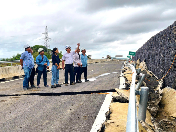 Lý giải nguyên nhân, đại diện Ban Quản lý dự án 7 cho biết, khu vực đồi Km11 có khoang địa chất phức tạp. Mưa lớn kéo dài làm đất đá bão hòa nước, gia tăng áp lực, dẫn đến mất ổn định mái dốc và gây sạt trượt.