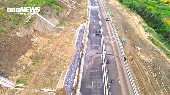 Theo Ban Quản lý dự án 7 (thuộc Bộ Xây dựng), trong các ngày 19–21/11, mưa lớn kéo dài kèm lũ lịch sử đã gây sạt trượt nghiêm trọng tại đoạn cao tốc Bắc – Nam từ Km10+378 đến Km11+300, chiều dài ảnh hưởng khoảng 500m, đi qua địa bàn xã Ô Loan và Tuy An Nam (tỉnh Đắk Lắk). Sự cố khiến kế hoạch thông xe kỹ thuật toàn tuyến vào ngày 19/12 không thể thực hiện như dự kiến.