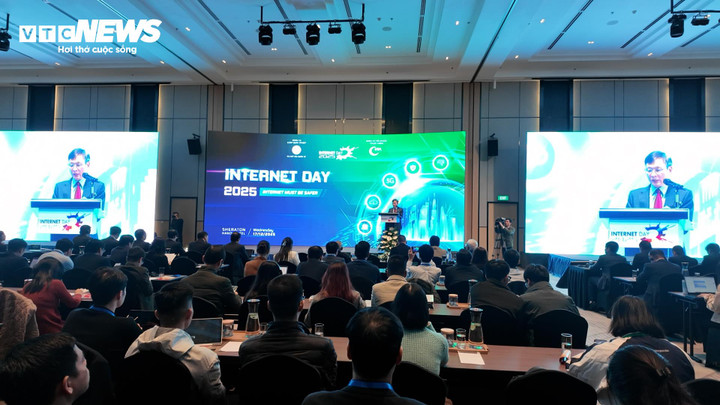 Ông Vũ Hoàng Liên, Chủ tịch Hiệp hội Internet Việt Nam, phát biểu khai mạc sự kiện Internet Day 2025 với chủ đề "Kiến tạo không gian số tin cậy - Internet Must Be Safer". (Ảnh: Mạnh Hùng)