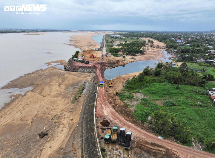 Nước lũ từ thượng nguồn sông Ba đổ về các ngày 19 đến 21/11 đã khoét thủng bờ sông bên phải gần cầu Dinh Ông (thuộc huyện Tây Hòa, tỉnh Phú Yên cũ, nay là xã Tây Hòa, tỉnh Đắk Lắk), mở dòng chảy rộng hơn 100m, dài hơn 1,5km.