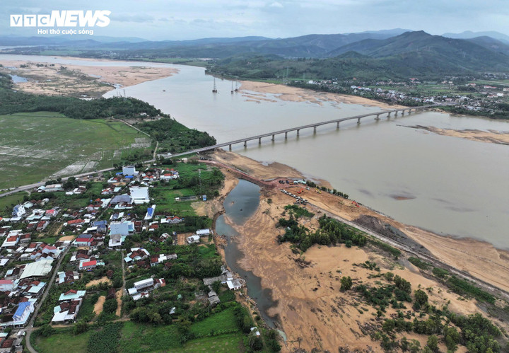 Lũ quét vào khu dân cư tạo thành 2 dòng sông.